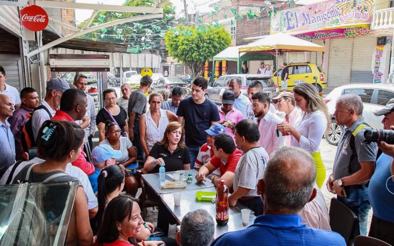 Habitantes de la Comuna 1 reconocieron liderazgo de Clara Luz en su visita a Terrón Colorado
